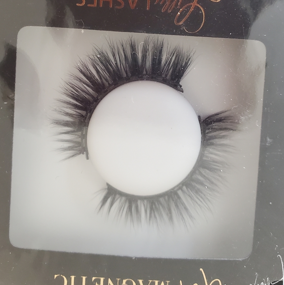 Lilly magnetic lashes lot, glue and 3 lashes - Picture 2 of 4
